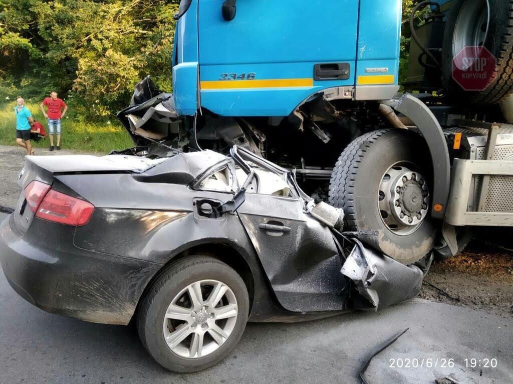 На Полтавщині фура розчавила іномарку, є загиблий (фото)