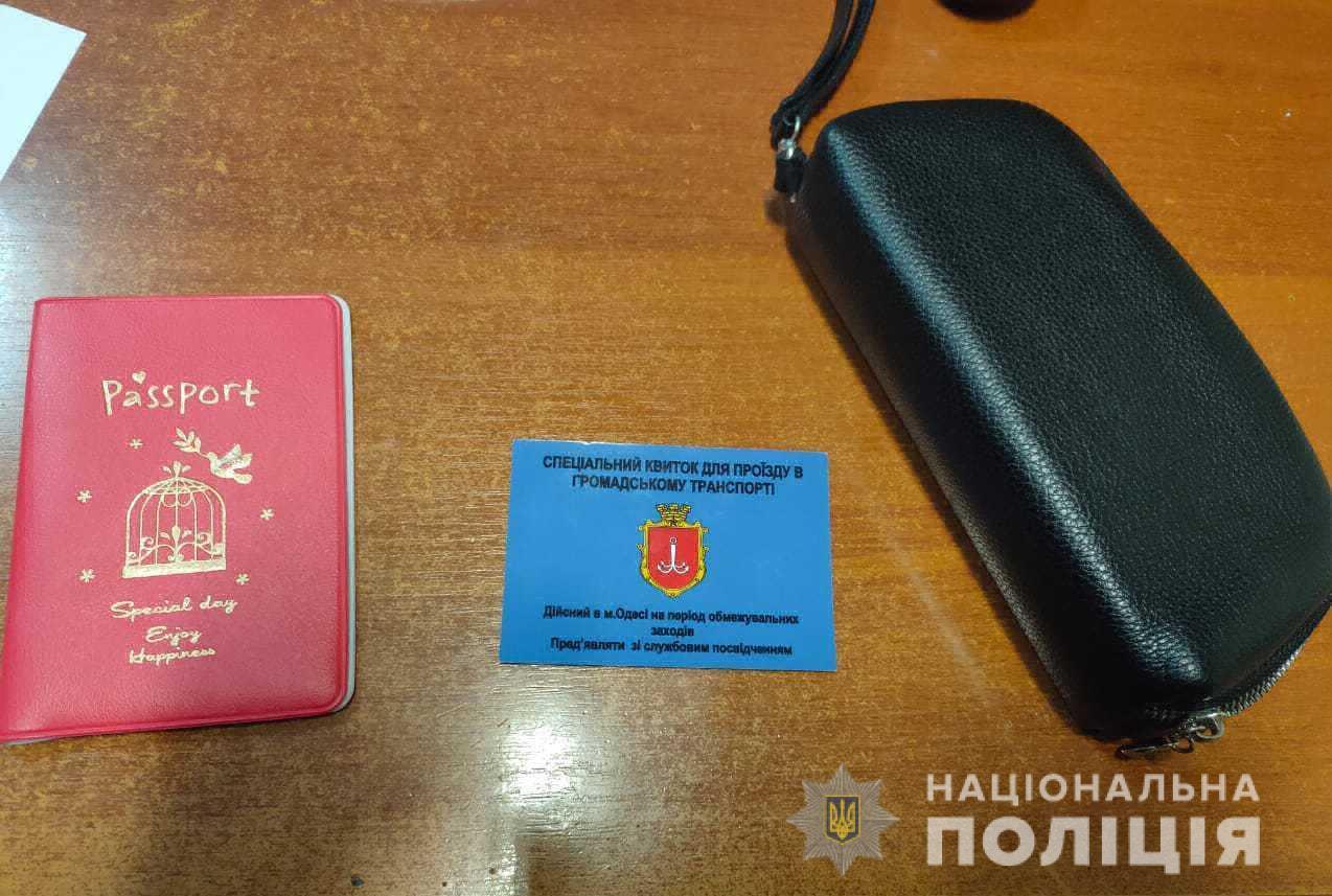 У Крижанівці поліцейський викрив жінку на крадіжці у маршрутному таксі