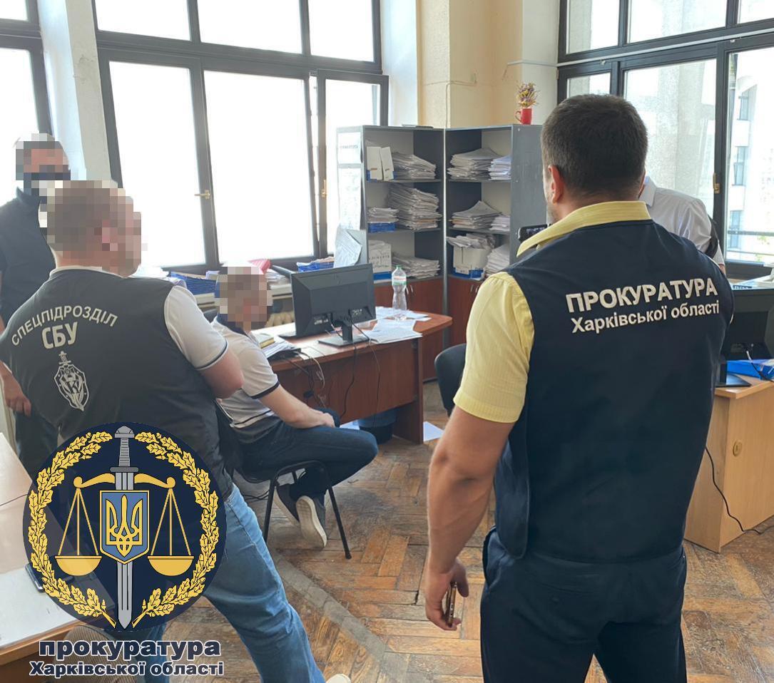 У Харкові державного виконавця викрито на хабарі (ФОТО)