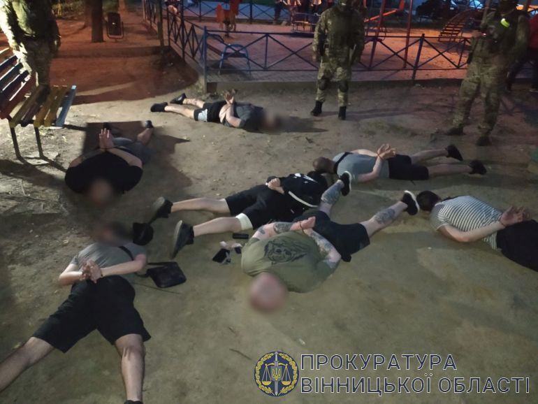 Правоохоронці Вінниччини затримали злочинну групу, яка вимагала у місцевого мешканця 50 тис грн неіснуючого боргу (ФОТО)