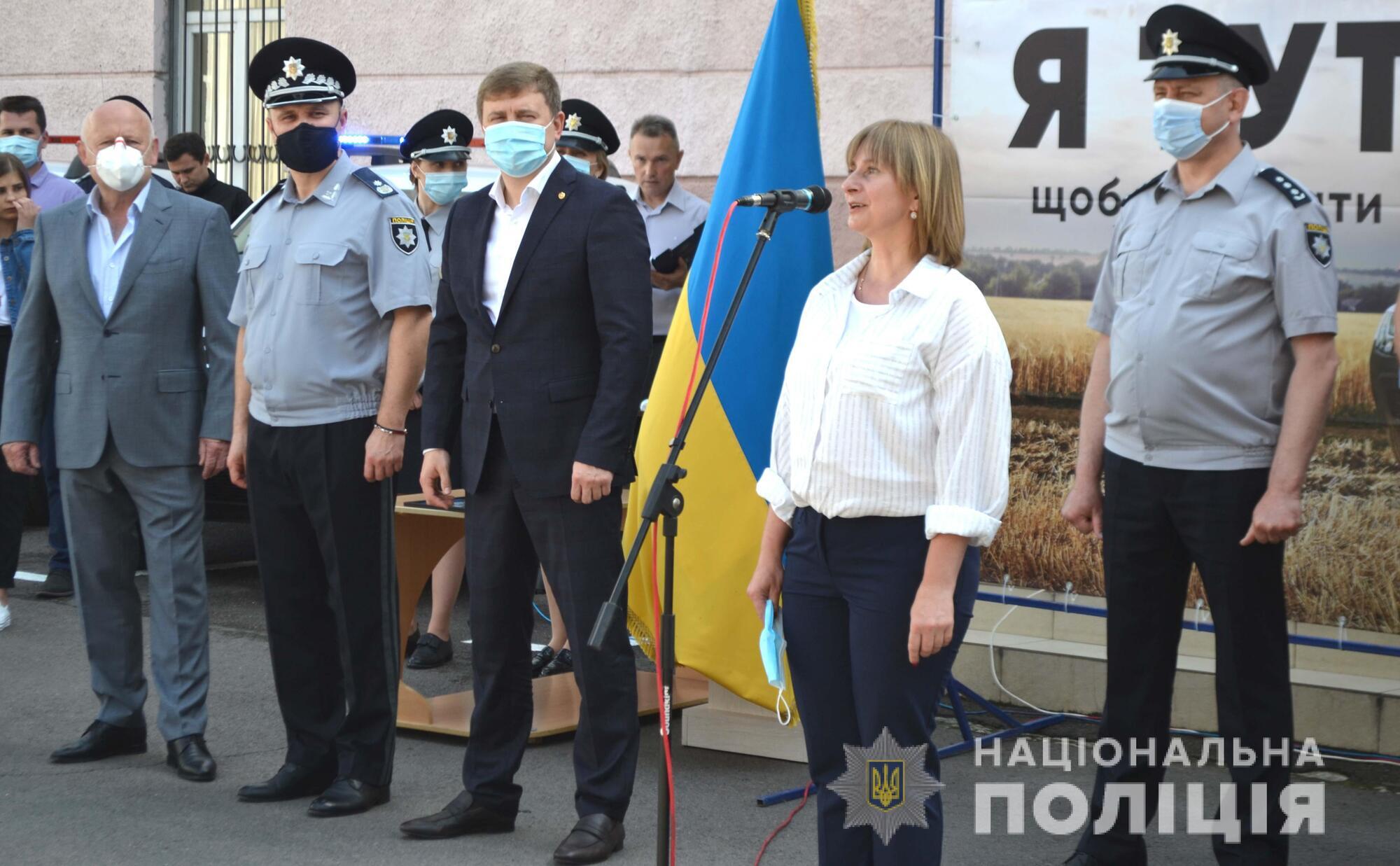 На Рівненщині Голова Нацполіції Ігор Клименко вручив поліцейським офіцерам громад ключі від 23 службових автомобілів