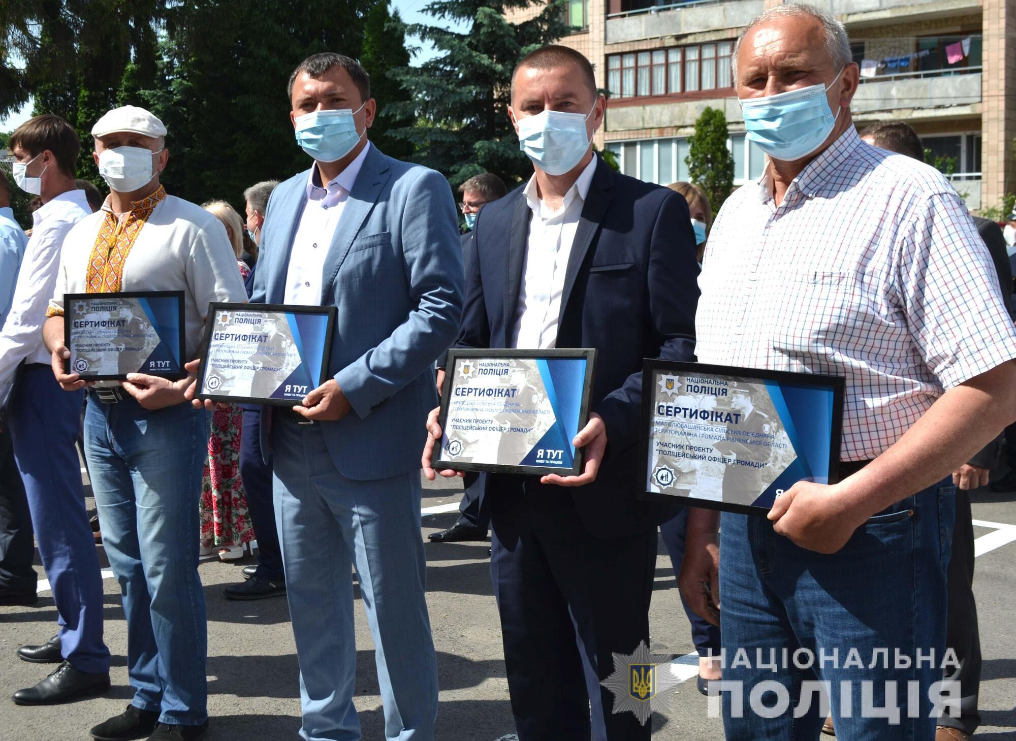 На Рівненщині Голова Нацполіції Ігор Клименко вручив поліцейським офіцерам громад ключі від 23 службових автомобілів