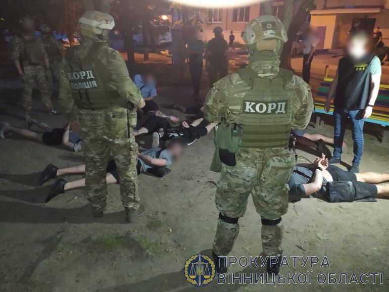 Правоохоронці Вінниччини затримали злочинну групу, яка вимагала у місцевого мешканця 50 тис грн неіснуючого боргу (ФОТО)