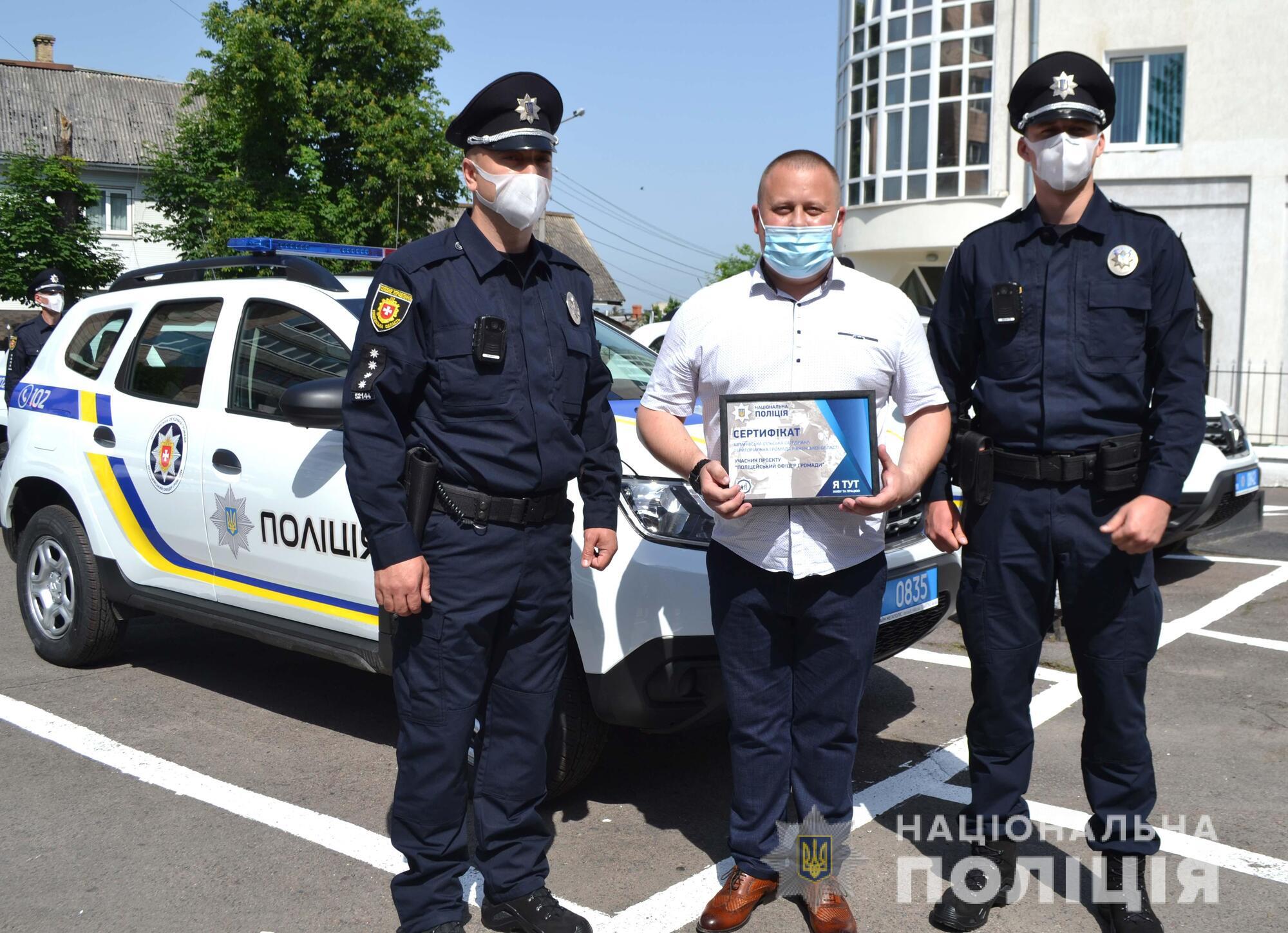 На Рівненщині Голова Нацполіції Ігор Клименко вручив поліцейським офіцерам громад ключі від 23 службових автомобілів