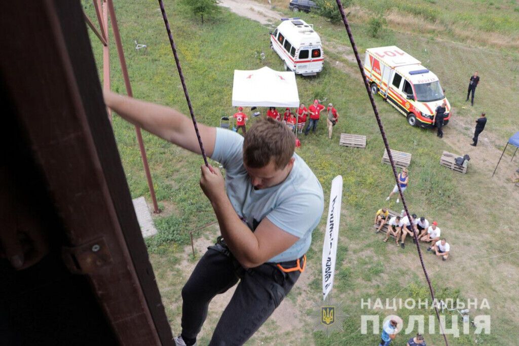 Поліцейські Маріуполя взяли участь у командному змаганні зі скелелазіння