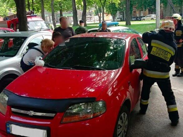 У Дніпрі співробітники ДСНС врятували немовля, яке опинилося зачиненим в автомобілі (фото)