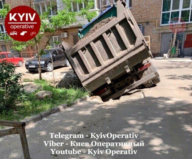 У Києві вантажівка провалилася під асфальт (фото)
