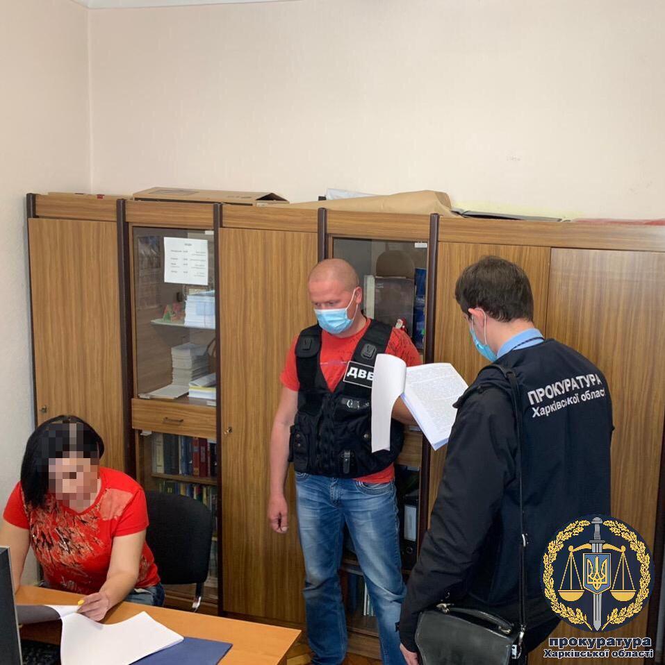 Несанкціоноване втручання в Інформаційний портал Нацполіції та сприяння уникненню заборони на керування транспортним засобом: поліцейській повідомлено про підозру (ФОТО)