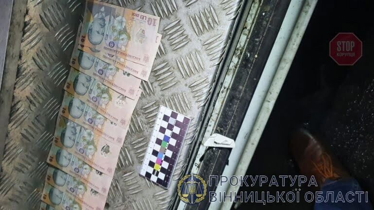 У Вінницькій області затримали співробітників Укртрансбезпеки за хабар від перевізників (фото)