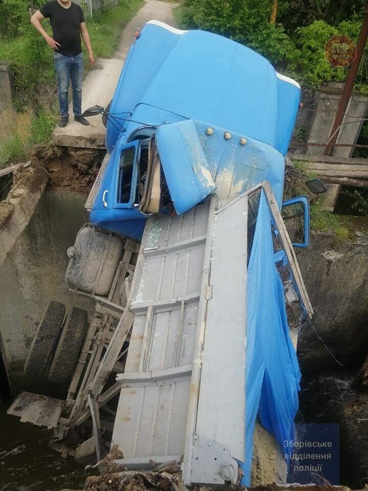 На Тернопільщині під вантажівкою обвалився міст (фото)