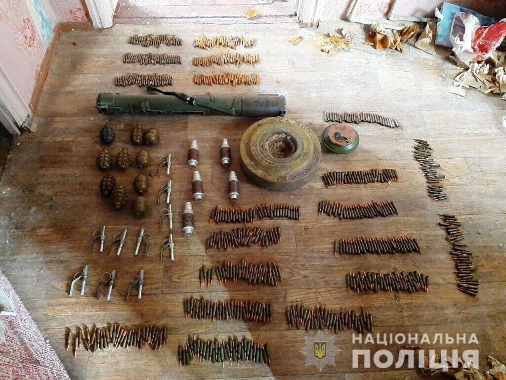 На Донеччині поліцейські спільно зі співробітниками СБУ вилучили схрон боєприпасів
