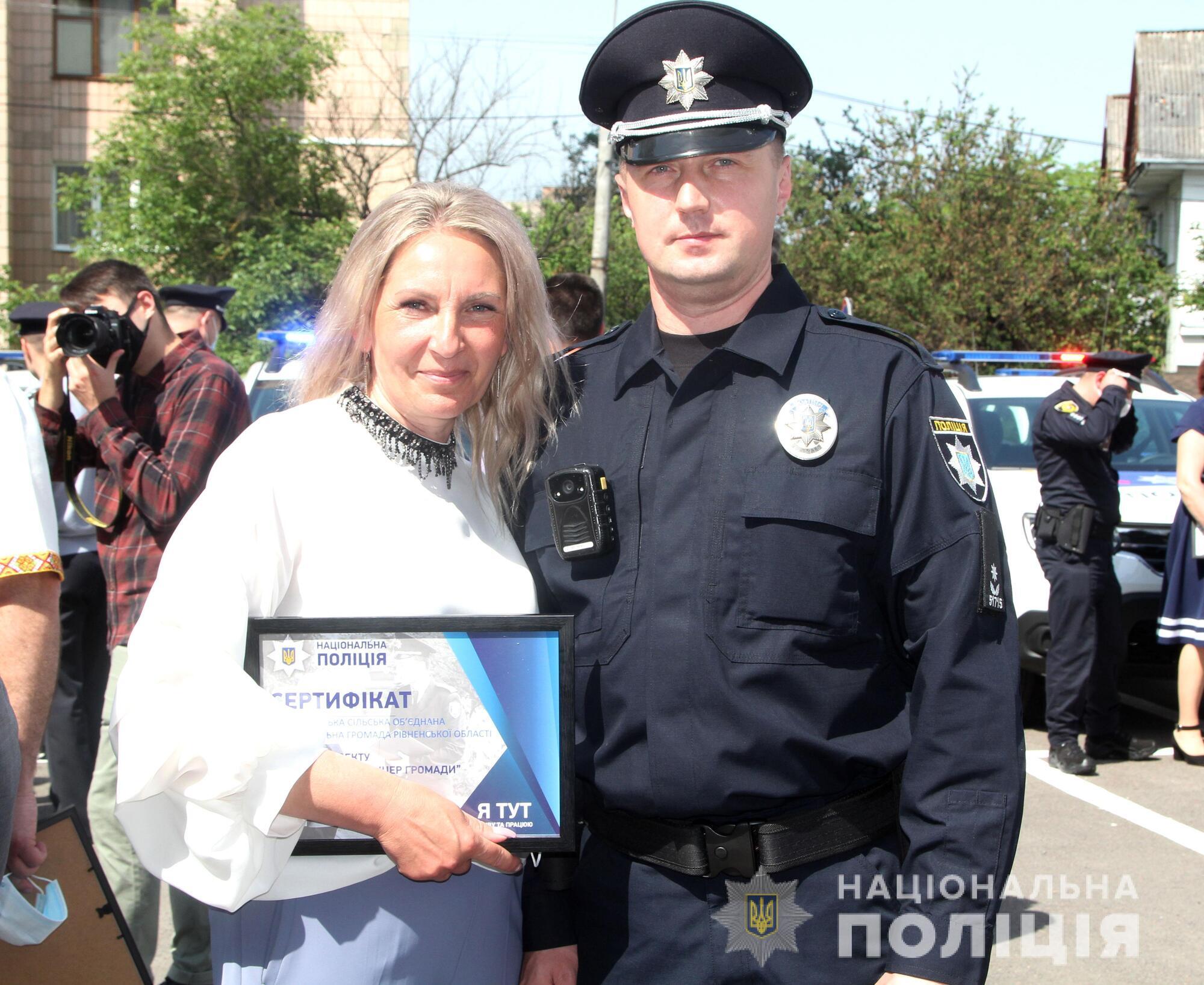 На Рівненщині Голова Нацполіції Ігор Клименко вручив поліцейським офіцерам громад ключі від 23 службових автомобілів