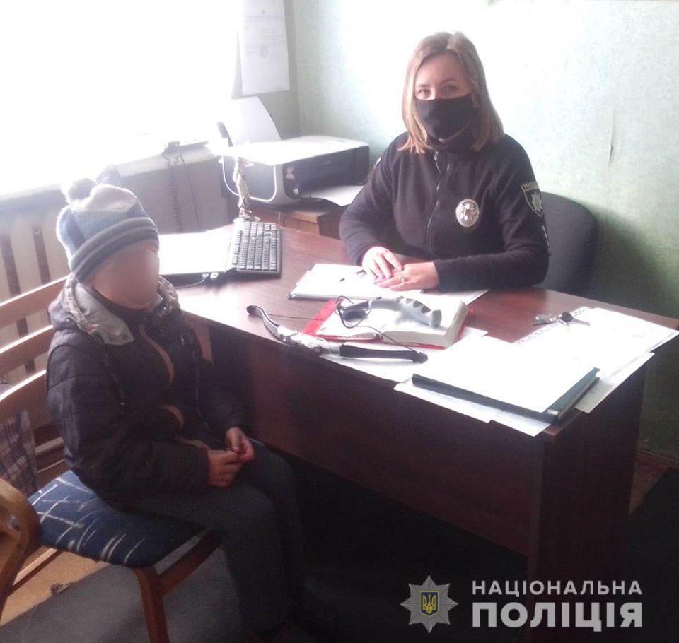 На Вінниччині поліцейські повернули батькам 9-річного хлопчика, який з села вирушив пішки до Гайсина
