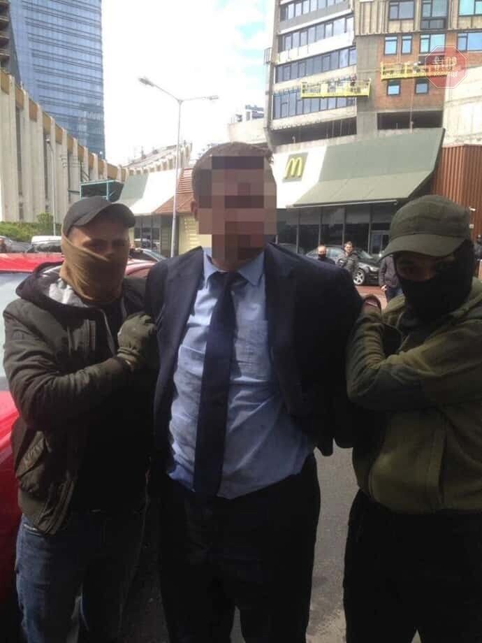 Корупція у Міносвіти: чиновника затримали на хабарі у 300 тисяч гривень