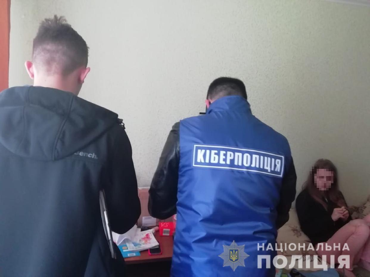 Кіберполіція викрила групу осіб у продажі неіснуючих товарів у відомій соціальній мережі