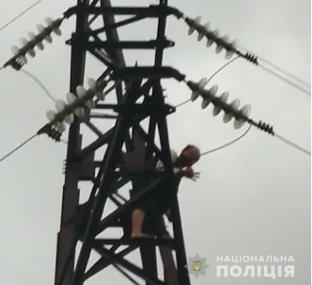 Поліцейські Миронівщини спільно з рятувальниками та «Київобленерго» врятували життя відчайдуху