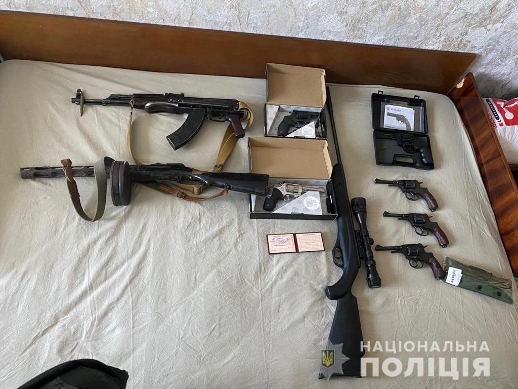 Поліція Київщини розслідує три факти застосування травматичної та холодної зброї