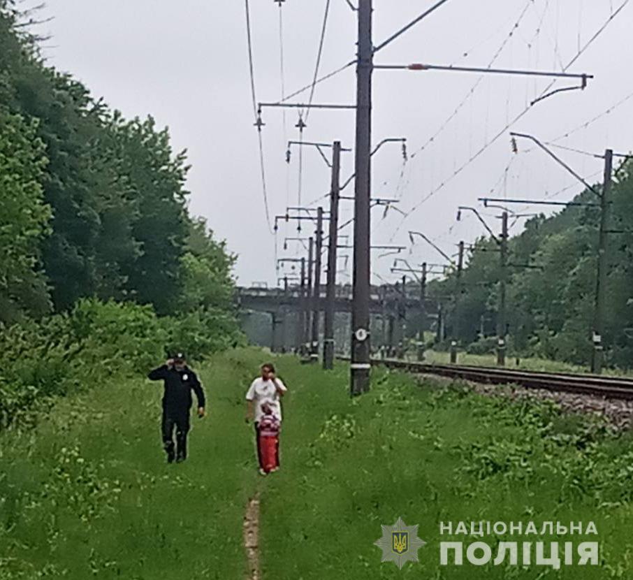 На Житомирщині поліцейські врятували жінку з дитиною з-під потяга