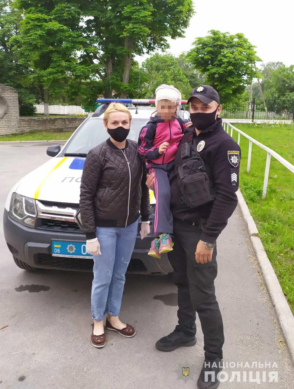 На Житомирщині поліцейські врятували жінку з дитиною з-під потяга