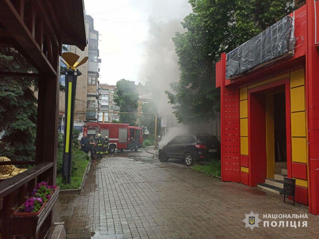 Поліція Бахмута проводить розслідування за фактом підпалу автівки