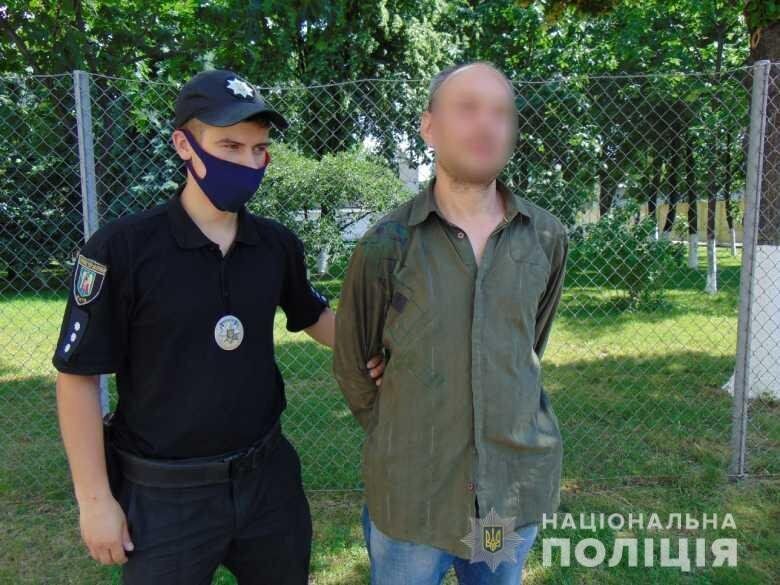 Столичні поліцейські затримали чоловіка, який намагався підірвати будинок