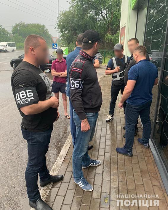 На Дніпропетровщині внутрішня безпека поліції викрила правоохоронця на зловживанні впливом