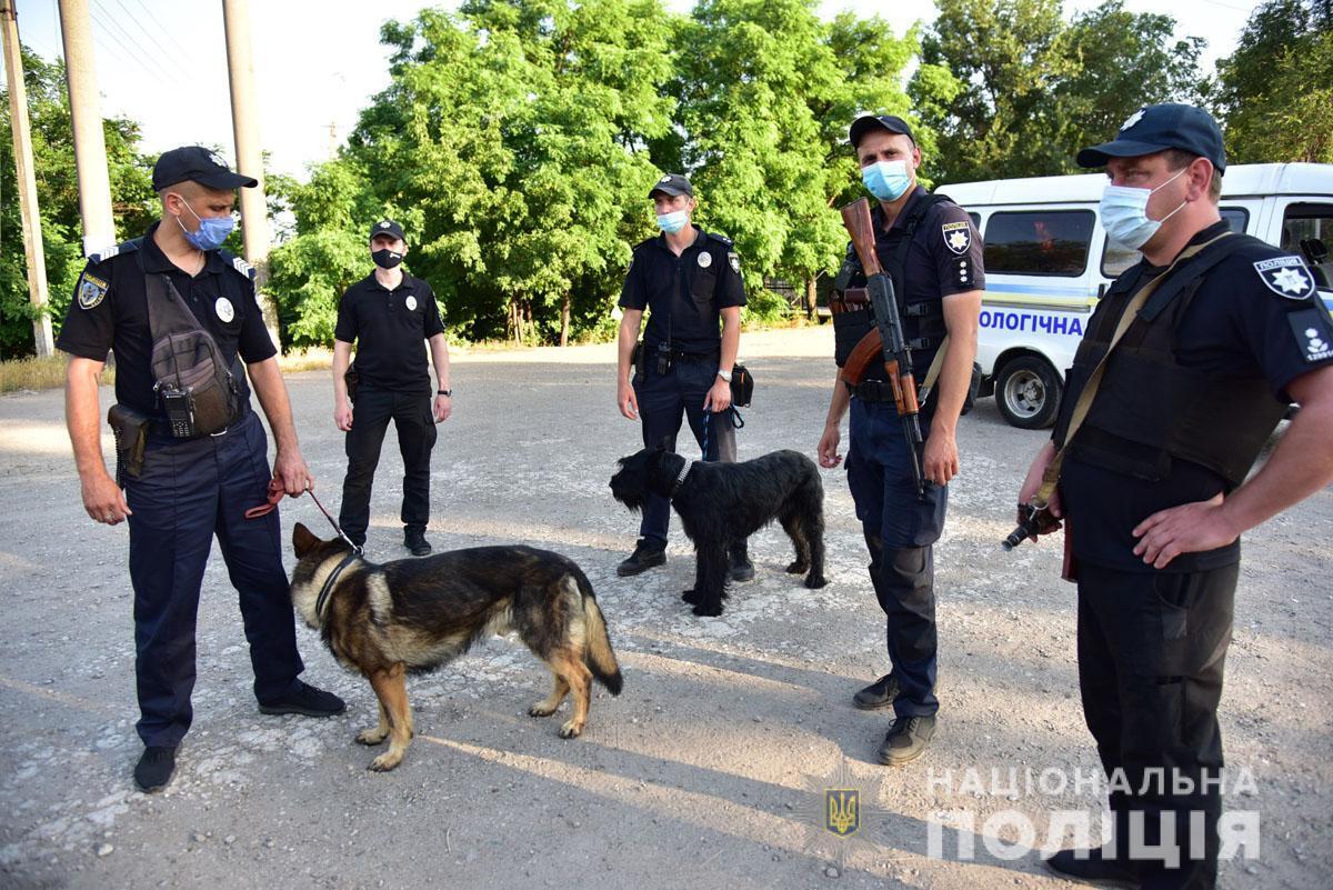 Під час відпрацювання Маріуполя поліцейські вилучили зброю та наркотики