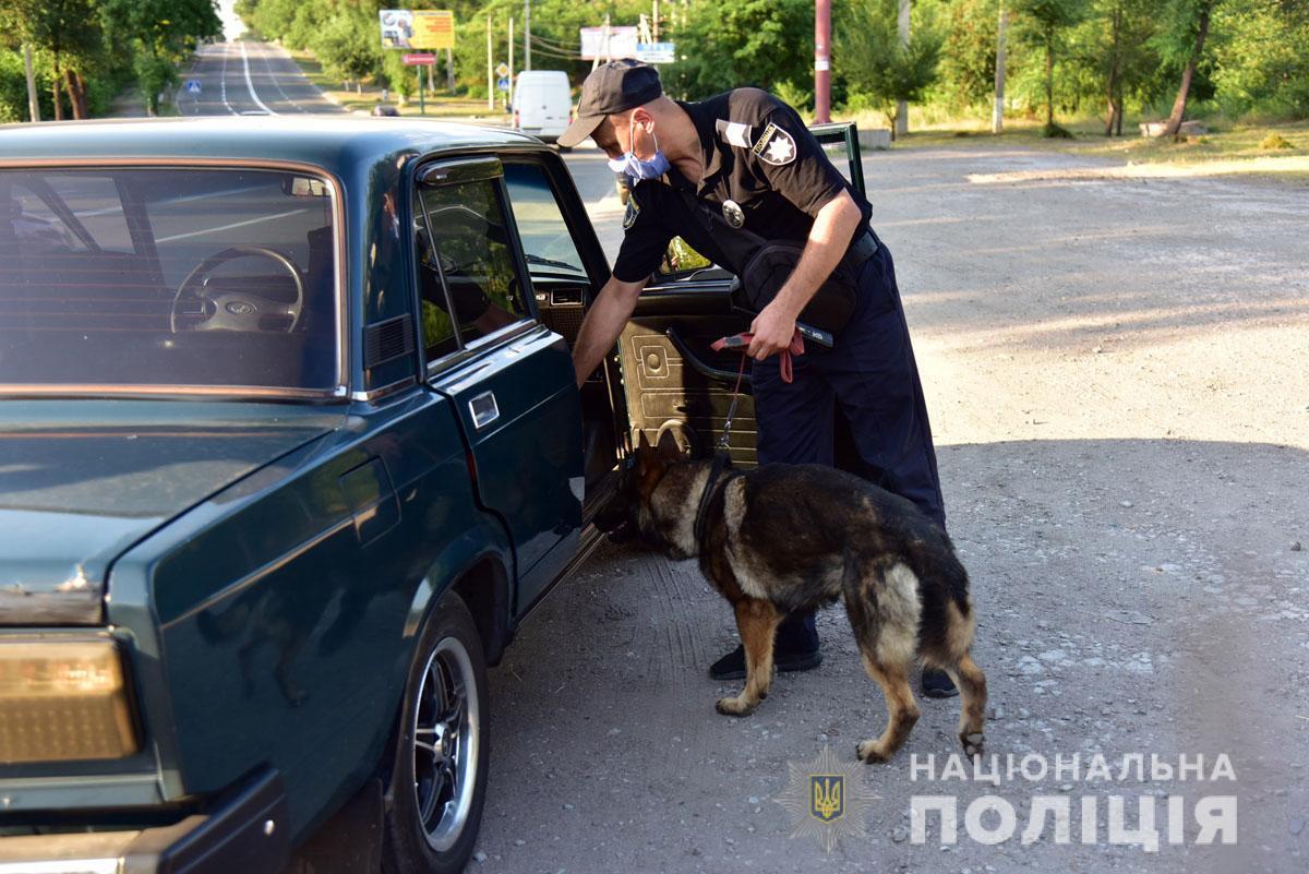Під час відпрацювання Маріуполя поліцейські вилучили зброю та наркотики