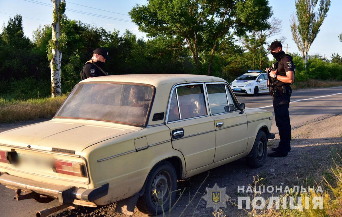 Під час відпрацювання Маріуполя поліцейські вилучили зброю та наркотики