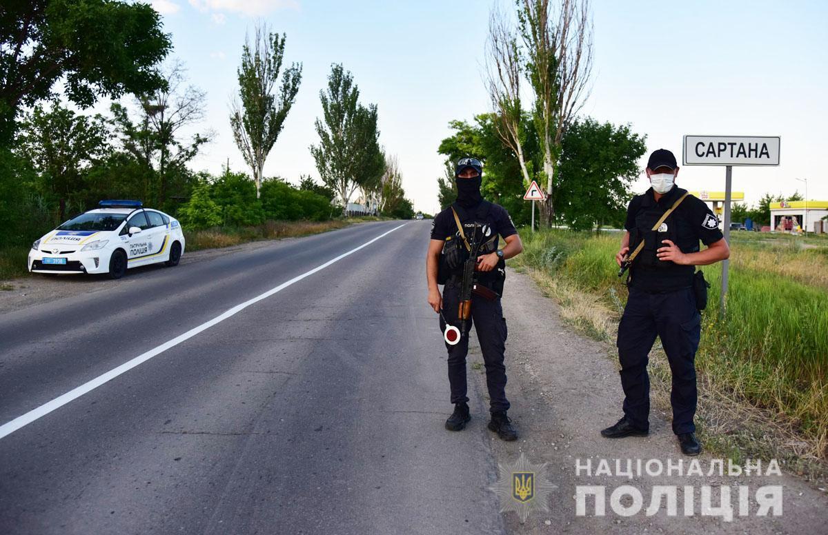 Під час відпрацювання Маріуполя поліцейські вилучили зброю та наркотики