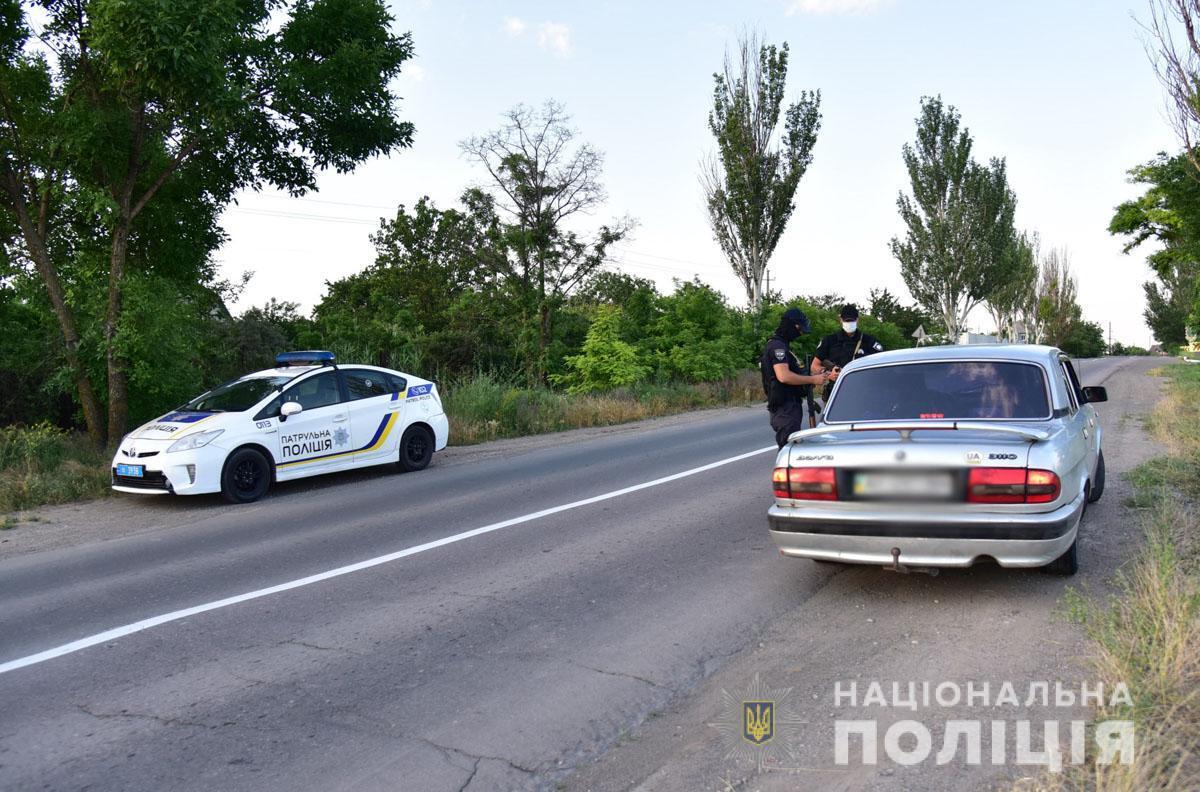 Під час відпрацювання Маріуполя поліцейські вилучили зброю та наркотики