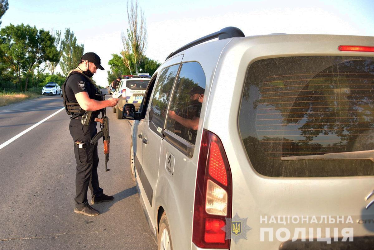 Під час відпрацювання Маріуполя поліцейські вилучили зброю та наркотики