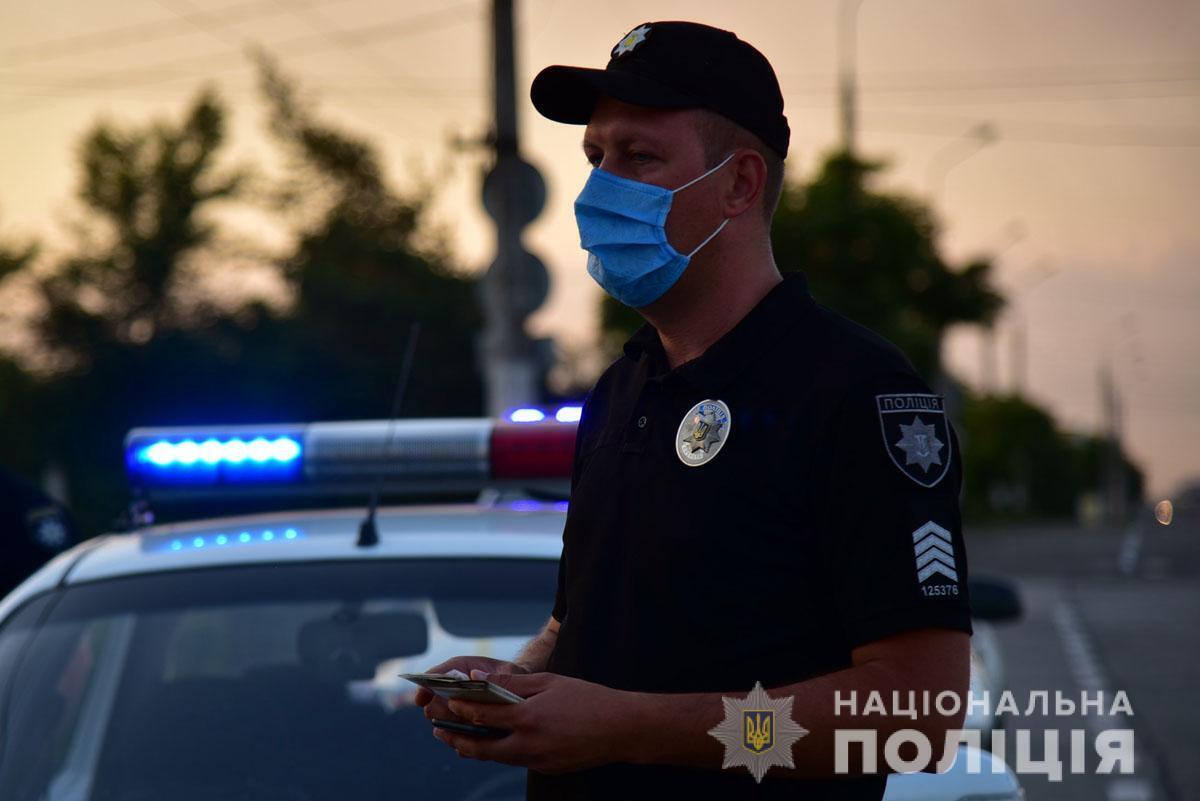 Під час відпрацювання Маріуполя поліцейські вилучили зброю та наркотики