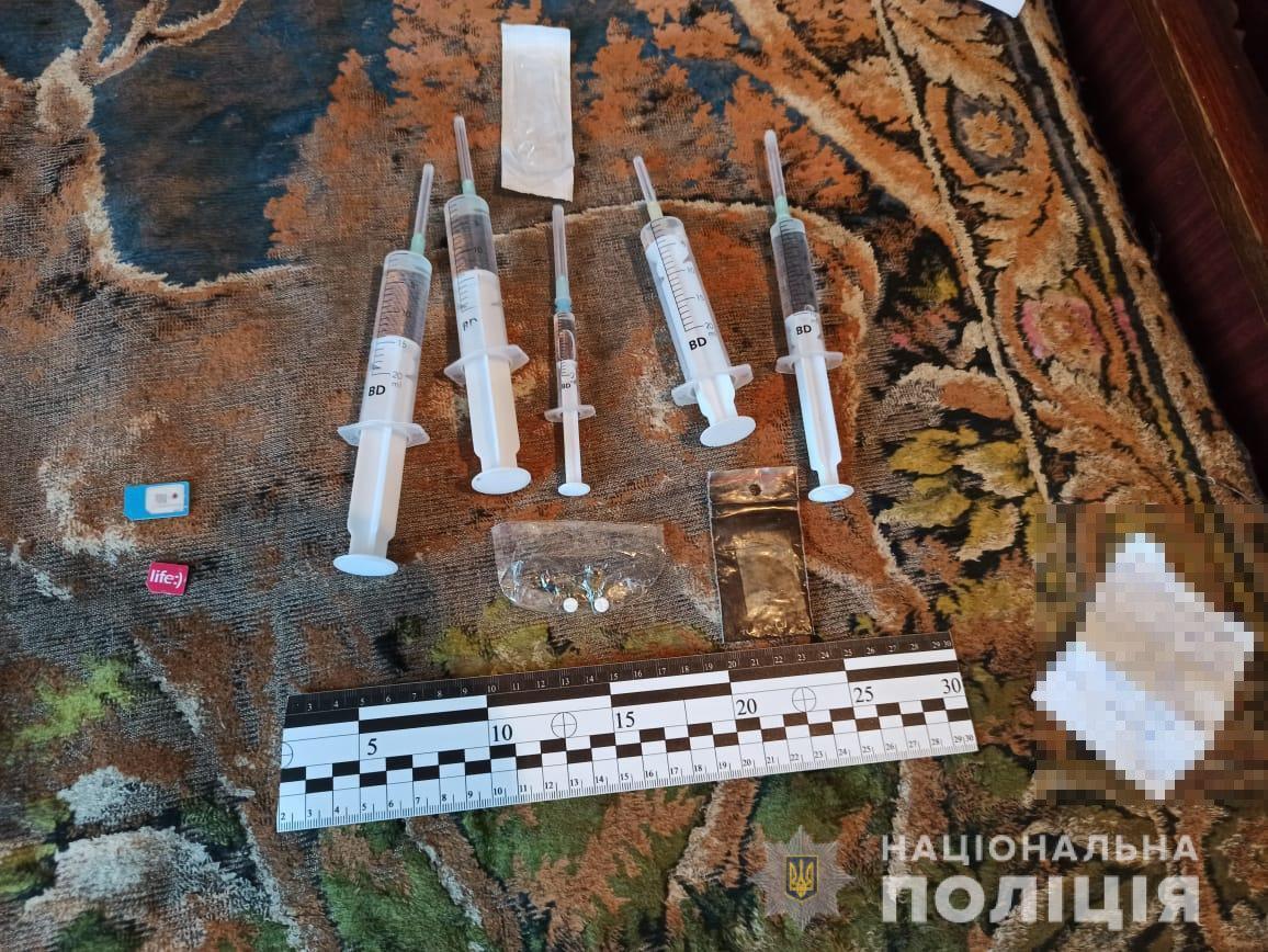 На Хмельниччині затримали групу осіб за вимагання коштів та схиляння до наркоторгівлі