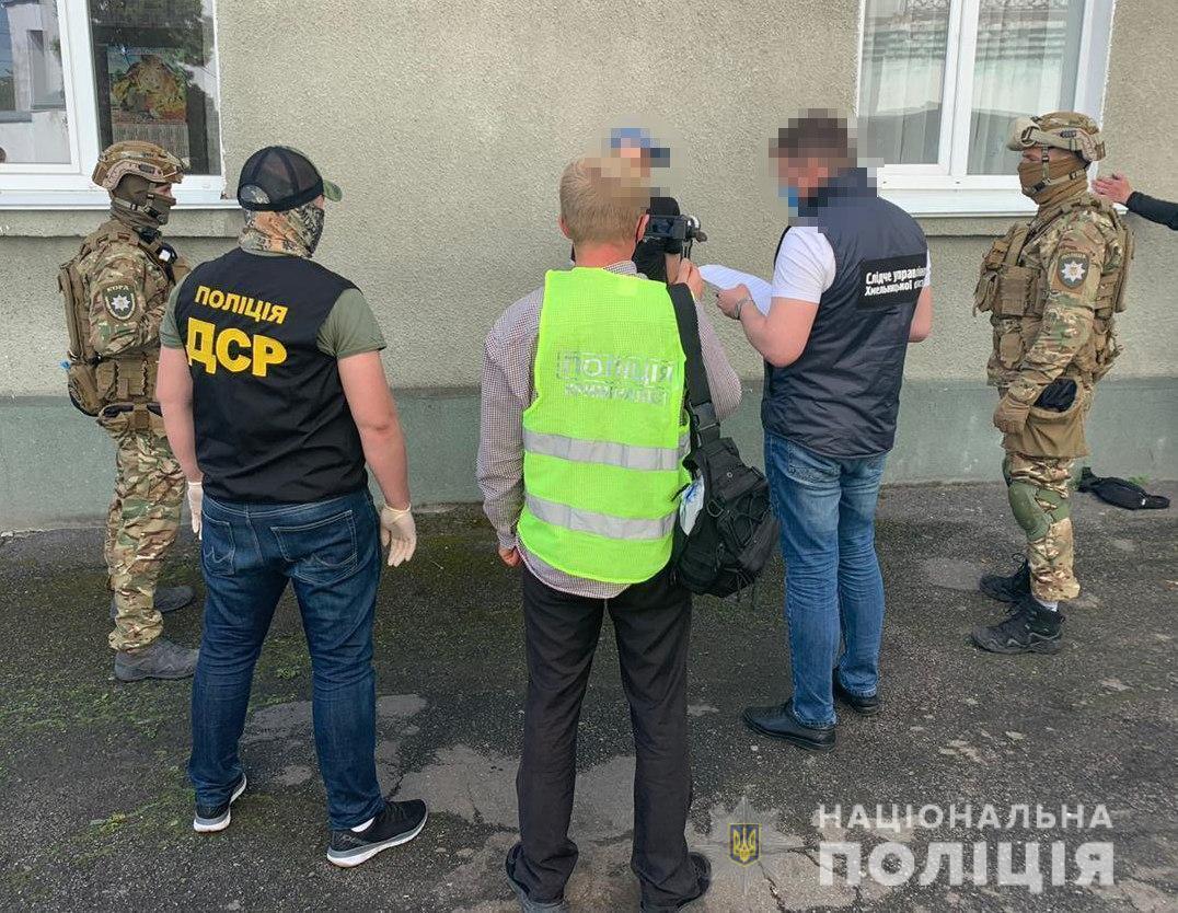 На Хмельниччині затримали групу осіб за вимагання коштів та схиляння до наркоторгівлі