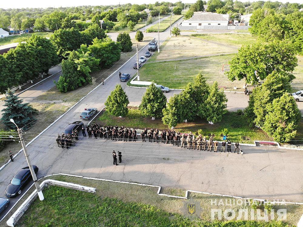 Поліцейські зі складу ООС провели відпрацювання прифронтового селища Новотроїцьке