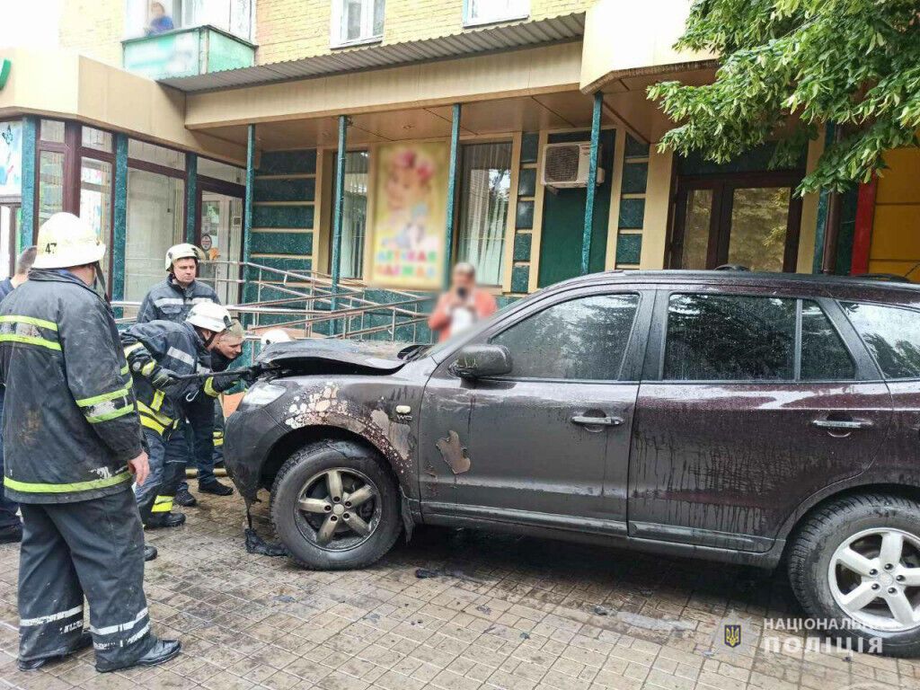 Поліція Бахмута проводить розслідування за фактом підпалу автівки