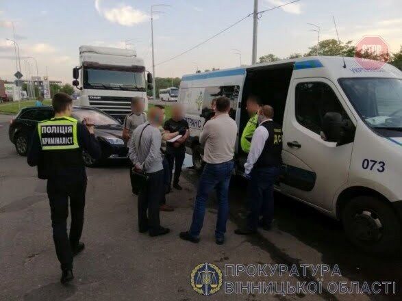 У Вінницькій області затримали співробітників Укртрансбезпеки за хабар від перевізників (фото)