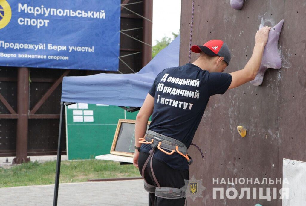 Поліцейські Маріуполя взяли участь у командному змаганні зі скелелазіння