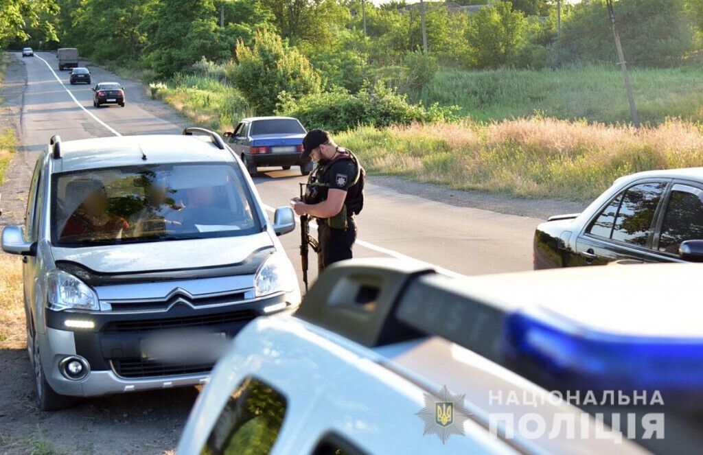 Під час відпрацювання Маріуполя поліцейські вилучили наркотики та зброю (ВІДЕО)