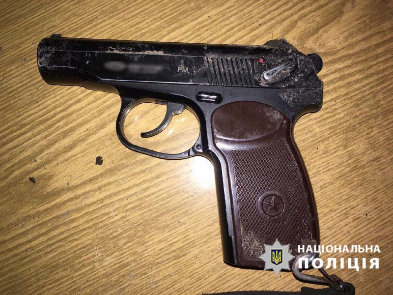 Поліція Мангуша відкрила кримінальне провадження у відношенні зловмисника, який погрожував поліцейським зброєю