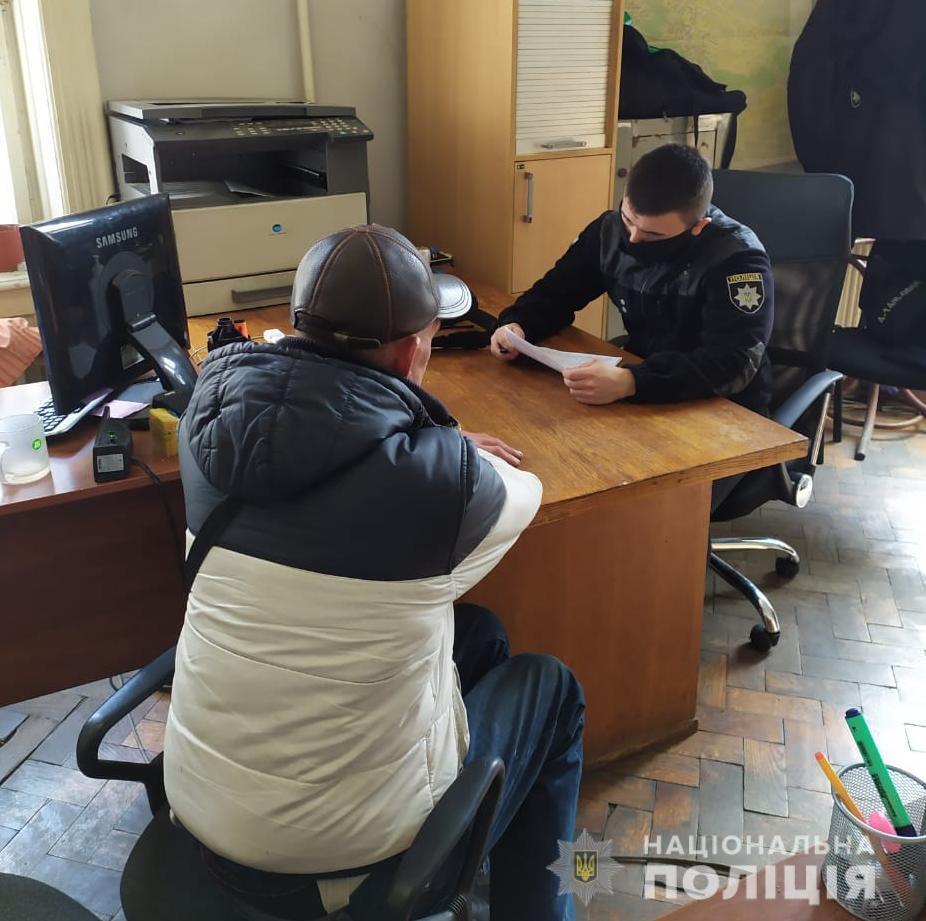 Поліцейські затримали чоловіка за неправдиве повідомлення про замінування квартири у Львові