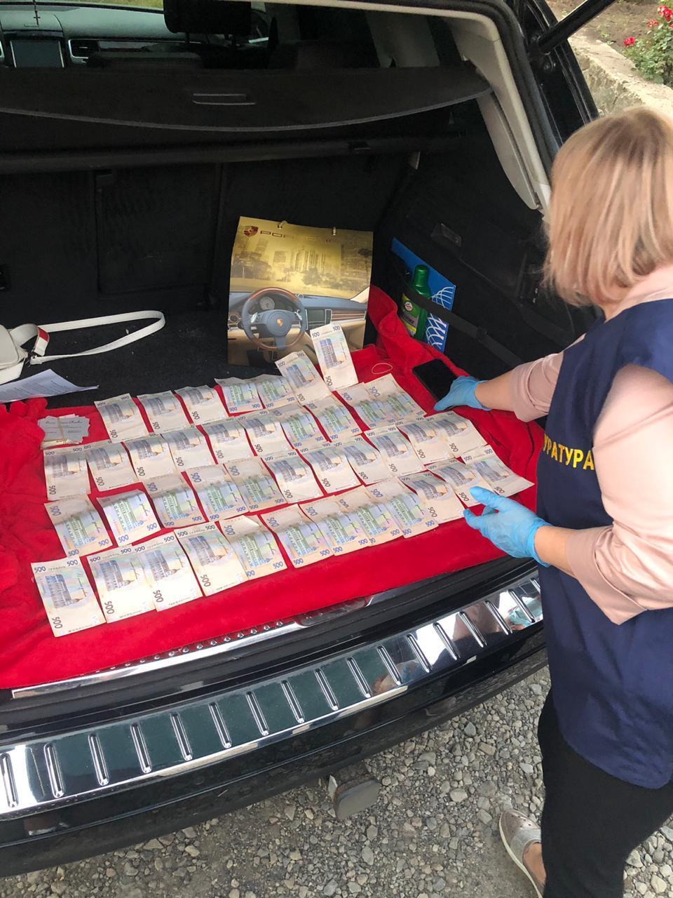 Заступника начальника управління ДПС та його спільника викрито на одержанні неправомірної вигоди (ФОТО)