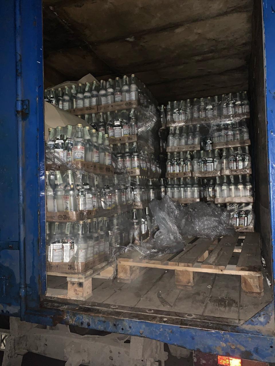 На Рівненщині правоохоронці вилучили більше 10 тис пляшок фальсифікованого алкоголю (ФОТО)