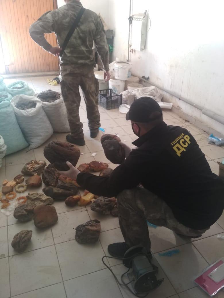 На Рівненщині правоохоронці вилучили 858 кг каміння бурштину вартістю понад 30 млн грн