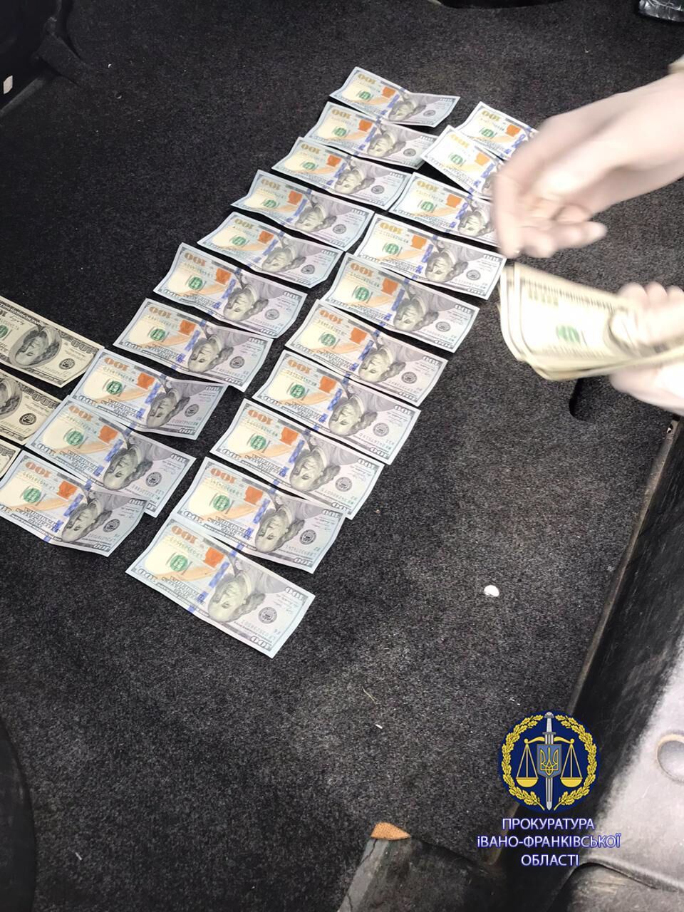 На Прикарпатті викрито на хабарі у 3400 доларів США голову ОТГ