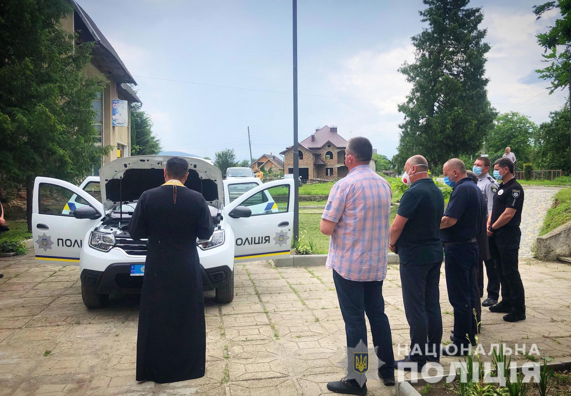 Прикарпатські поліцейські отримали ключі від нового службового автомобіля