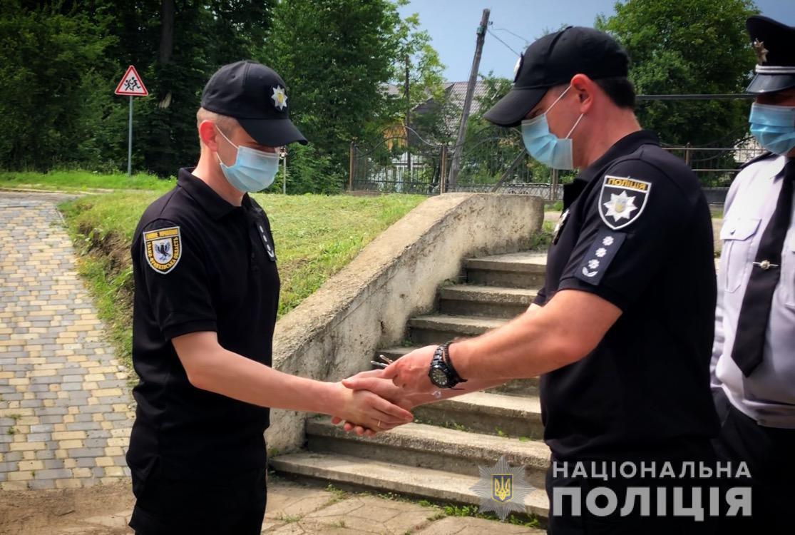 Прикарпатські поліцейські отримали ключі від нового службового автомобіля
