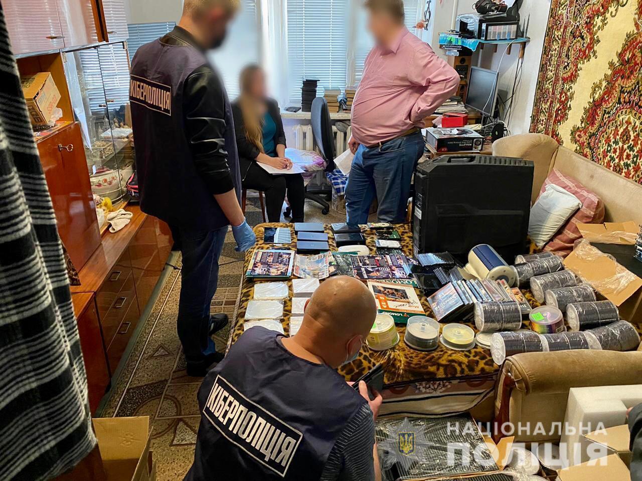 Херсонські поліційські викрили миколаївця, який створив піратський сайт для перегляду фільмів