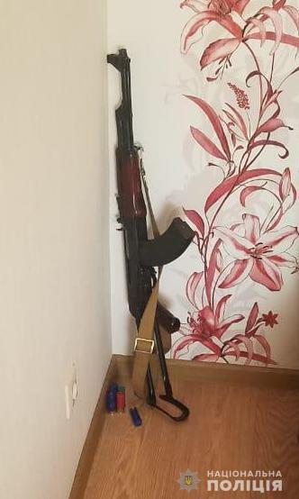 На Київщині поліція вилучила у чоловіка зброю та боєприпаси